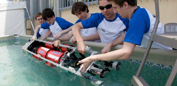 The team lowers Red Herring into the salt-water ballasting tank provided by the Nato underwater research center in Italy