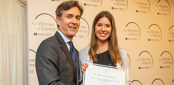 Dr Amparo Güemes González receives her 2023 Rising Talent Award from Thierry Cheval, Managing Director, L’Oréal UK and Ireland.