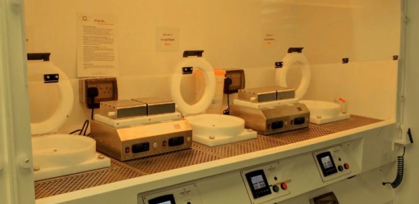 Cleanroom Wet Bench within the Cambridge Graphene Centre. 