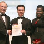Ruilin Pei (middle) receiving his award