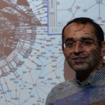 Professor Zoubin Ghahramani in front of a graph visualising how people search for information on MSN.