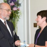 Dr Tom Hynes receiving his prize from Professor Alison Richard, Vice-Chancellor of the University