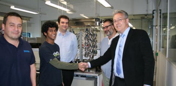 PhD student Sapuma Jaliya Senanayaka (second from left) shakes hands with Michell’s Technical Director, Andrew Stokes