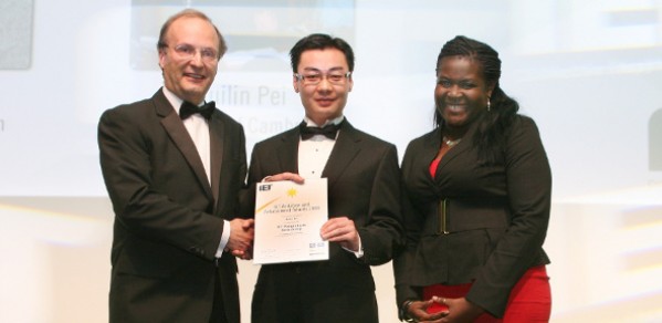 Ruilin Pei (middle) receiving his award