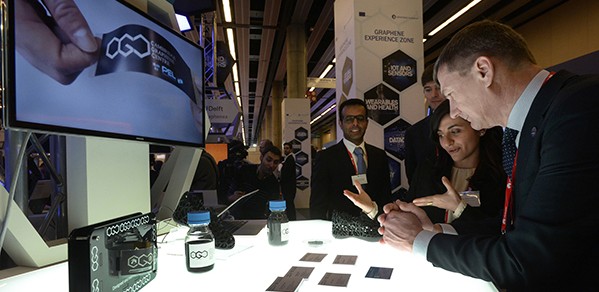 Cambridge Graphene Centre student Flavia Tomarchio explains some of the Centre's demonstrators to European Commission Vice-President Andrus Ansip.