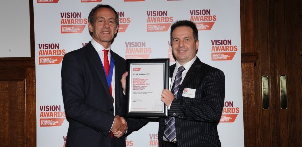 Patrick Kniveton, left, IMechE President, presenting the award to Dr David Coates