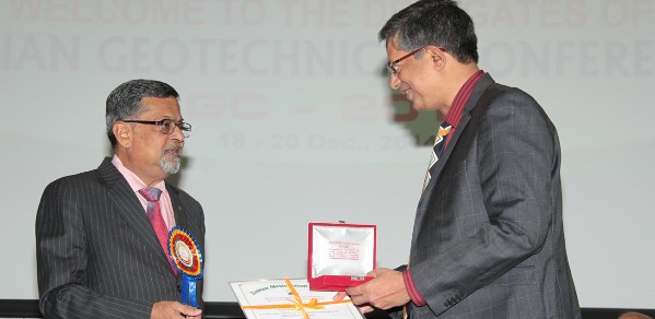 VB Gadgil, CEO L&T MetroRail Hyderabad, presents the IGS-ONGC biennial award to Professor Gopal Madabhushi of the Geotechnical and Environmental Group.