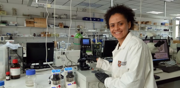 Livia Souza uses microfluidics to produce capsules for self-healing concrete.