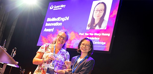 Professor Karin Hing (left) from Queen Mary University of London presents the BioMedEng24 Innovation Prize to Professor Shery Huang.