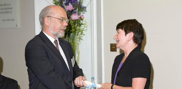 Dr Tom Hynes receiving his prize from Professor Alison Richard, Vice-Chancellor of the University