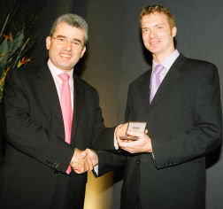 Dr David White receiving the Geotechnical Research Medal