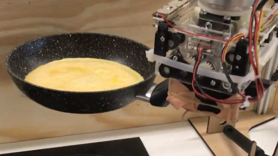 omlette in frying pan